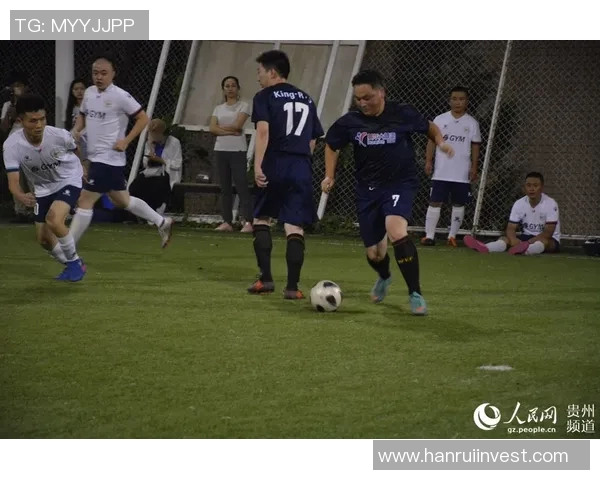 如何通过绘画技巧捕捉足球球星的独特风采与动态魅力