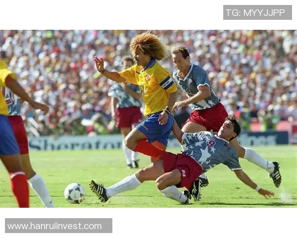 足球球星赛后激情举动亲吻女记者引发全场轰动热议不断